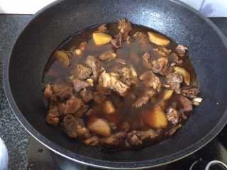 18、红烧土豆牛肉,加入一碗水翻炒均匀关火