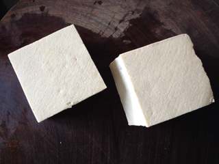 1、家常豆腐,豆腐2块备好