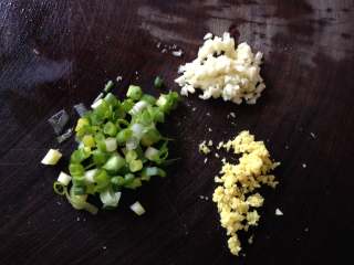 4、家常豆腐,葱姜蒜切末