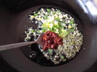 7、家常豆腐,放入豆瓣酱煸炒出红油