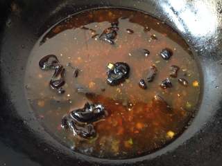 10、家常豆腐,倒入适量热水