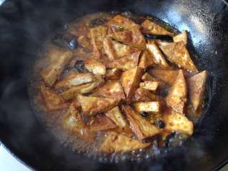 11、家常豆腐,水开后放入炸好的豆腐块，盖上锅盖中小火煮5分钟