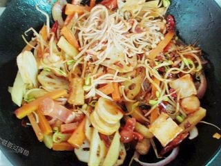 20、麻辣香锅,加鸡精、五香粉、黑胡椒粉、少许白糖进行调味。白糖可以综合辣味，让辣味变得扔柔和一些。