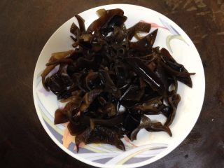 5、鱼香肉丝,木耳切丝