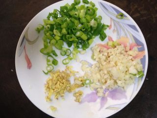 7、鱼香肉丝,香葱切粒，姜、蒜切末