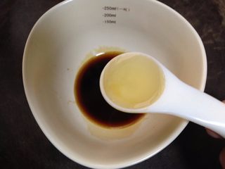 8、鱼香肉丝,小碗里加入生抽1勺、米醋2勺