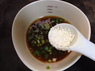 11、鱼香肉丝,鸡精1小勺调和均匀备用