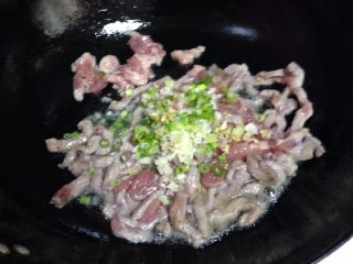 13、鱼香肉丝,10秒左右加入香葱粒、一半的姜、蒜碎，烹入料酒炒匀