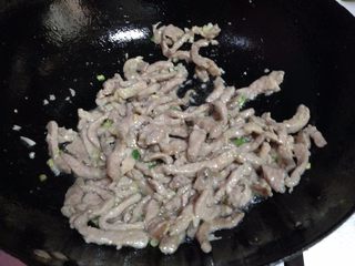 14、鱼香肉丝,肉丝变成粉白色后取出肉丝备用