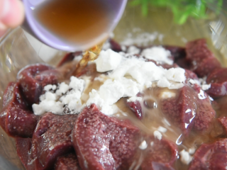 4、酱爆猪肝这样做，滑嫩下饭，1个技巧搞定它,倒入1g盐、15g料酒、5g生粉，腌制10分钟