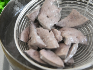 6、酱爆猪肝这样做，滑嫩下饭，1个技巧搞定它,猪肝焯水，变色后迅速捞起