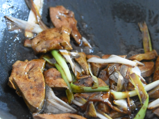 10、酱爆猪肝这样做，滑嫩下饭，1个技巧搞定它,倒入猪肝，快速翻炒至猪肝均匀裹上酱汁