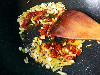 19、鱼香地三鲜,放一勺豆瓣酱炒出红油。