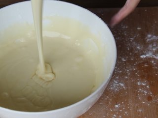 13、糖醋鱼,淀粉和面粉2:1混合放入一个鸡蛋和水调浆,浆的浓度到似流非流的状态即可