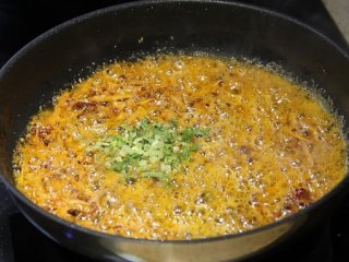 21、糖醋鱼,放入芹菜段翻炒