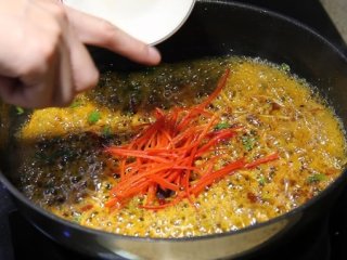 22、糖醋鱼,放入辣椒丝翻炒