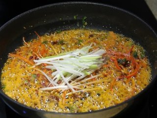 23、糖醋鱼,放入葱丝翻炒