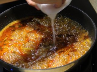 28、糖醋鱼,放入水淀粉勾芡