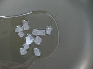 5、红烧肉,锅中加入少许油，冰糖