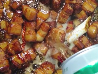 9、红烧肉,放入一罐啤酒