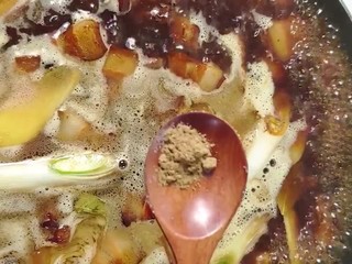 10、红烧肉,加适量的清水没过五花肉，加盐，十三香
