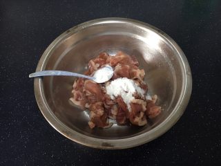 7、老天津卫三鲜打卤面,放2小勺淀粉搅拌至上浆均匀，再放1小勺炒菜油，把油封匀。