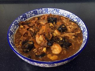 17、老天津卫三鲜打卤面,把做好的三鲜卤盛在漂亮的汤盆里，此方子是5人左右的量。