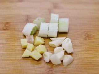 7、宫保鸡丁(最正宗最讲究的做法),葱姜蒜切块。