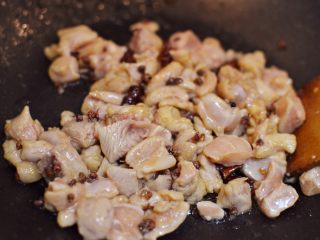 11、宫保鸡丁(最正宗最讲究的做法),放入鸡丁炒至段生。