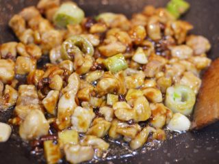 13、宫保鸡丁(最正宗最讲究的做法),倒入碗芡炒至汁水快收干。