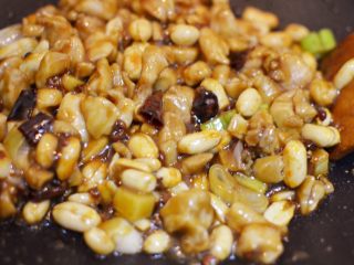 14、宫保鸡丁(最正宗最讲究的做法),放入花生米拌匀。