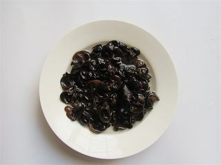 3、五花肉炒蒜薹,小木耳泡发好备用