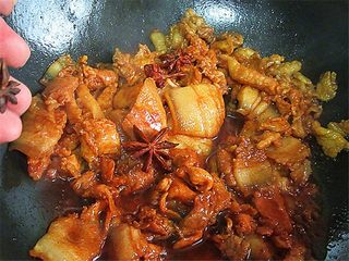 8、五花肉炒蒜薹,加入八角一勺水焖一会儿