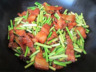 9、五花肉炒蒜薹,焖至肉质紧凑汤汁浓稠，放入蒜薹翻炒一分钟