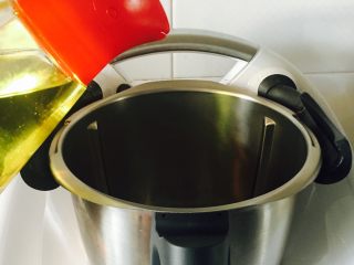 5、糖醋小排,倒入油