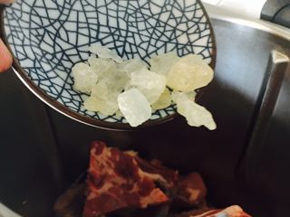 14、糖醋小排,倒入冰糖，这里没有50克，还要加。