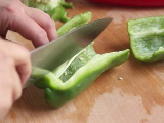 1、酱爆鲜鱿,青红椒清洗去籽,青红椒清洗去籽,切成菱形块状。