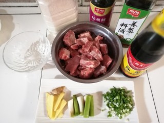 1、糖醋排骨,排骨剁小块，准备好所有材料
