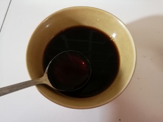 2、糖醋排骨,所有调料放在碗里调好