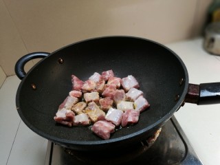 4、糖醋排骨,然后把排骨，一块块放进去