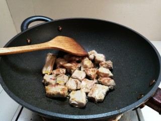 5、糖醋排骨,中火煎至两面金黄