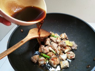 7、糖醋排骨,倒入调教