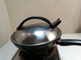 8、糖醋排骨,锅盖盖上，慢慢焖煮20分钟