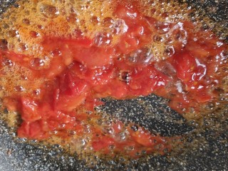 6、西红柿烧茄子,加入一勺番茄酱