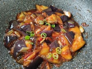 10、西红柿烧茄子,最后撒上葱末即可。