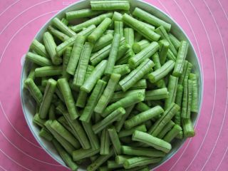 2、豆角（肉）焖面,长豆角去头去尾，清洗干净沥水后，切成3-5cm的小段，备用。