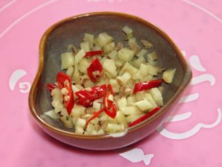4、豆角（肉）焖面,姜切丁，干辣椒切丝。视吃辣程度来放辣椒。