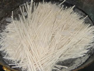 5、豆角（肉）焖面,炒菜锅烧水，大开后，面条下锅，大火煮2-3分钟，大概只熟两三成的样子。