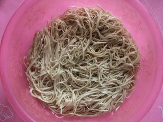 6、豆角（肉）焖面,快速捞面条起锅，沥水后放入盆中，倒入一些平时炒菜的油，快速搅拌，以防粘连（一定要搅开，不然呆会焖的时候就粘到一起了）