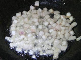 7、豆角（肉）焖面,炒菜锅烧热，倒入少量油，然后下肥猪油，来回搅拌，炒出油。